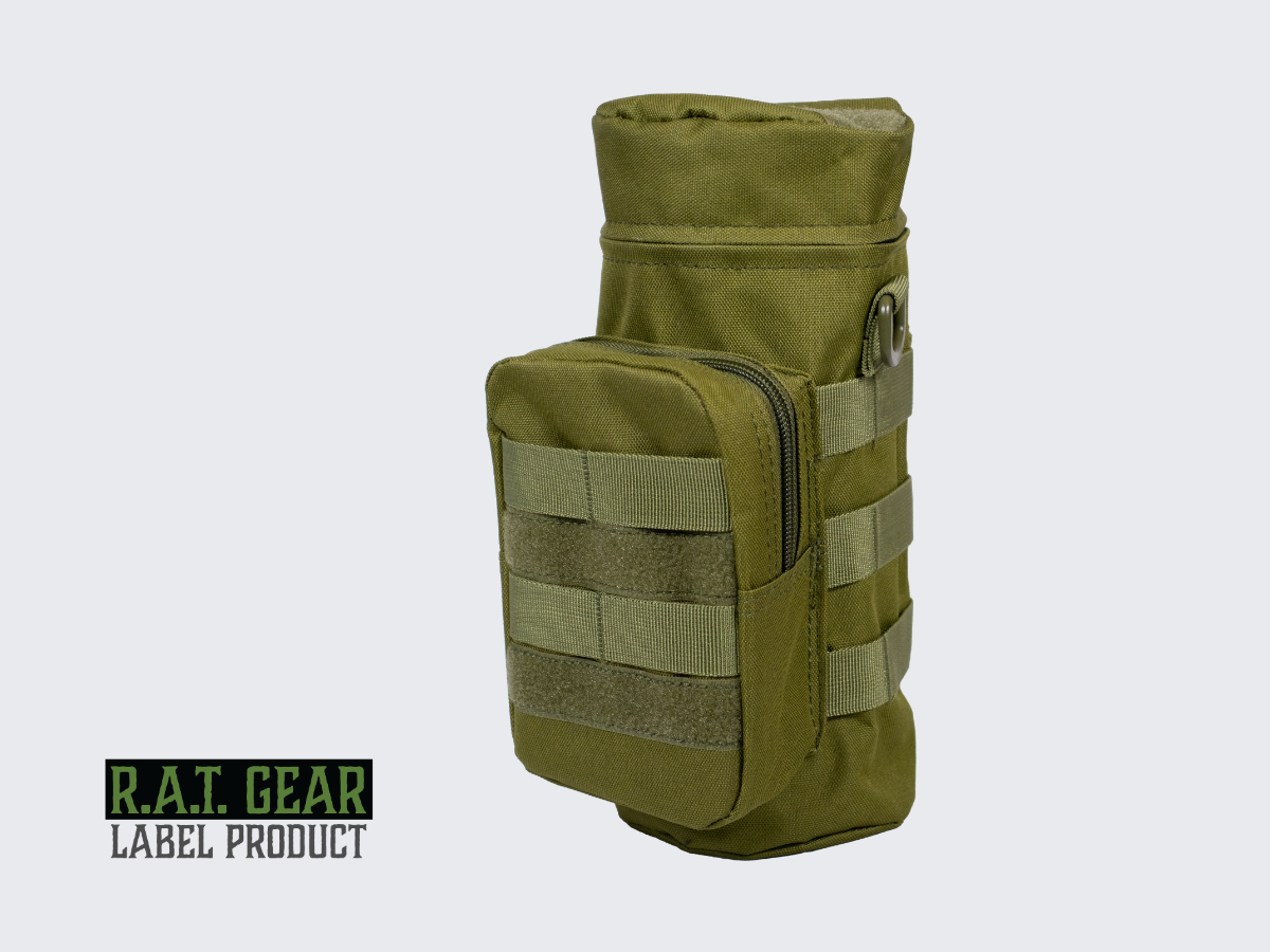 Vihreä kahden litran juomapullotasku neppareilla ja molle-kiinnityksellä pals-nauhoitukseen ja joka sopii erilaisiin kantolaitteisiin ja ulkoiluvarusteisiin. Green 2 liter tactical water bottle pouch with MOLLE snap fasteners to PALS lining.