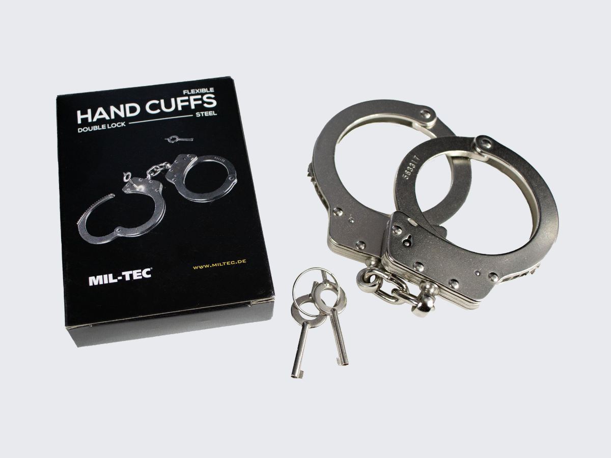 MIL-TEC® ruostumattomasta teräksestä valmistetut käsiraudat ketjulla ja kaksilla avaimilla. MIL-TEC® hand cuffs with chain and made out of stainless steel.