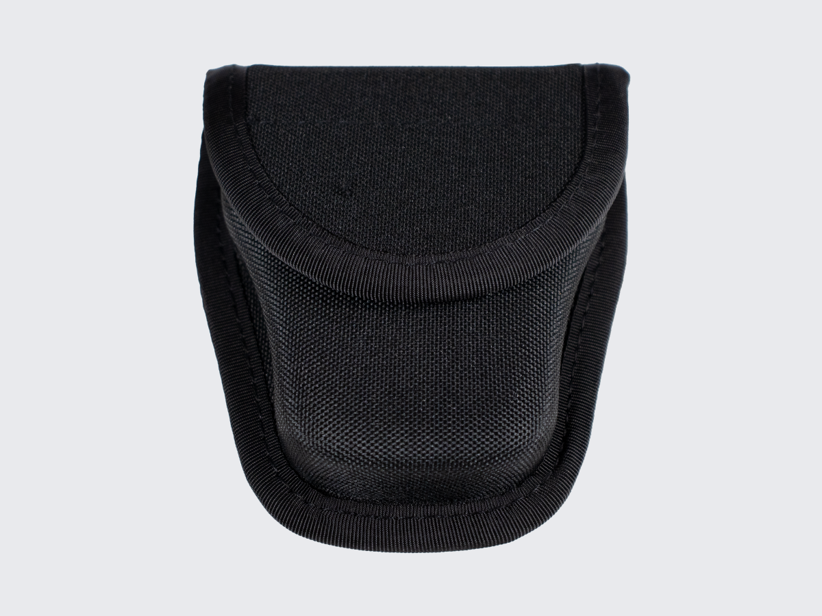 Tukeva ja kevyt käsirautakotelo vartijoille ja järjestyksenvalvojille varustevyölle. Sturdy and lightweight handcuff case for security guards and security personnel equipment belt.