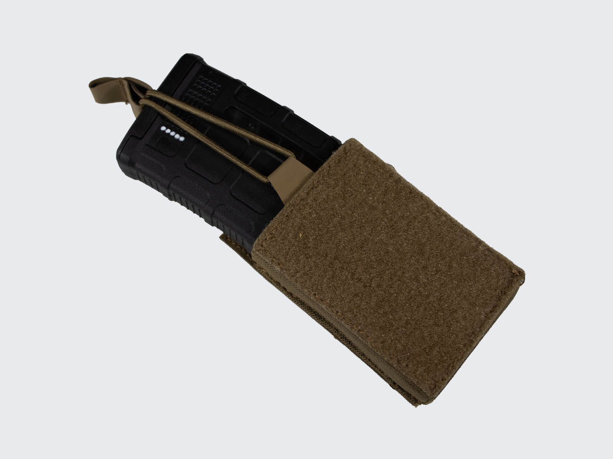 Kevyt kiväärin lipastasku AR-15 / M4 / 5.56 lippaille. Lightweight Rifle Magazine Pouch for AR-15 / M4 / 5.56 Magazines.