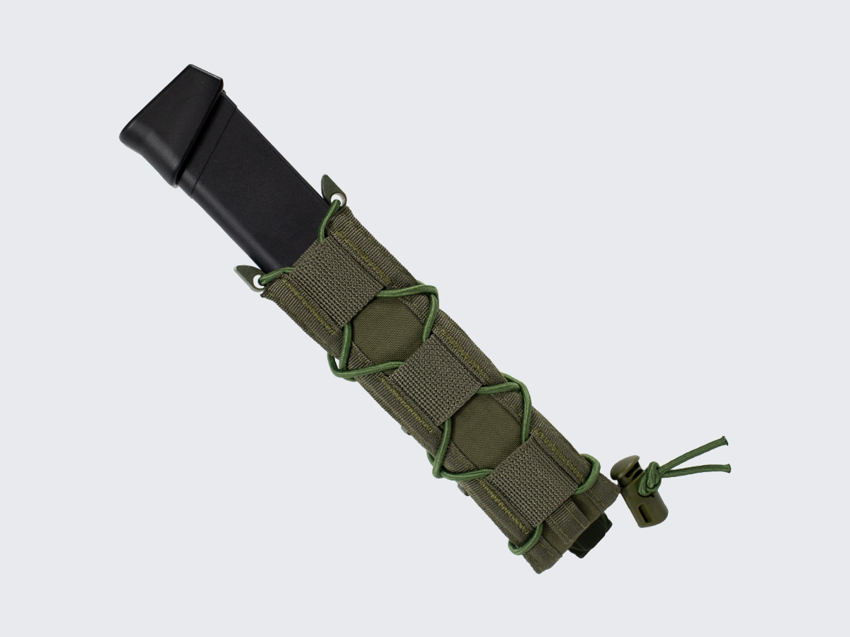 Pitkä vihreä lipastasku pitkille pistoolin tai PCC:n 9 mm lippaille. Långt grön magasinficka för långa magasin till pistol eller PCC i kaliber 9 mm. Long green magazine pouch designed for extended 9 mm pistol or PCC magazines.