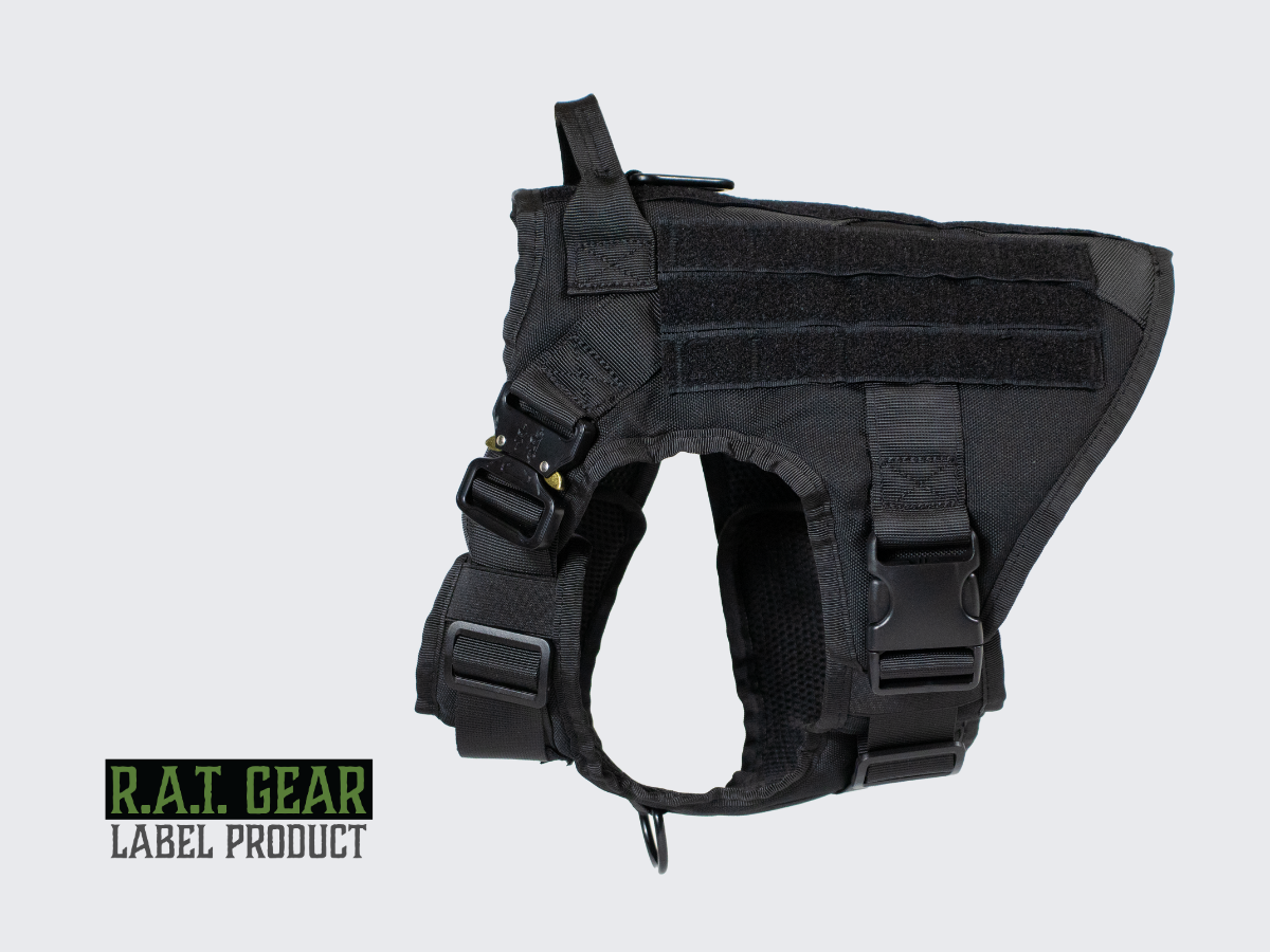 Taktiset mustat Heavy Duty koiran valjaat monipuolisilla säädöillä. Tactical black Heavy Duty dog harness with multiple adjustments.