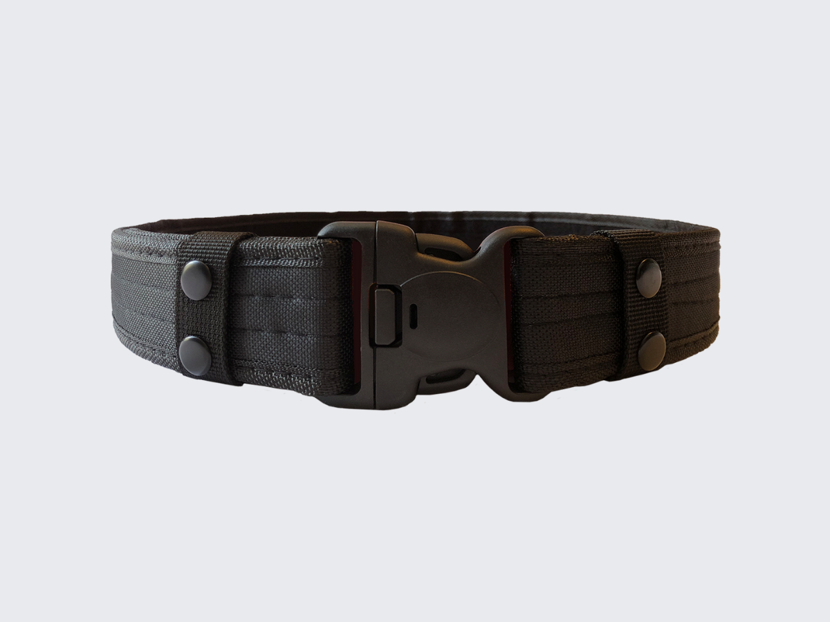 Musta Canvas varustevyö pikasoljella ja säätämistä helpottavalla tarrakiinnityksellä. Black Canvas accessory belt with quick release buckle and velcro fastening for easy adjustment.