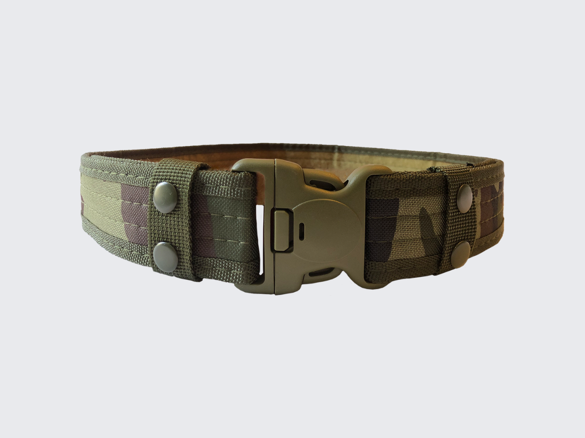 Vihreä Camo Canvas varustevyö pikasoljella ja säätämistä helpottavalla tarrakiinnityksellä. Green Camo Canvas accessory belt with quick release buckle and velcro fastening for easy adjustment.