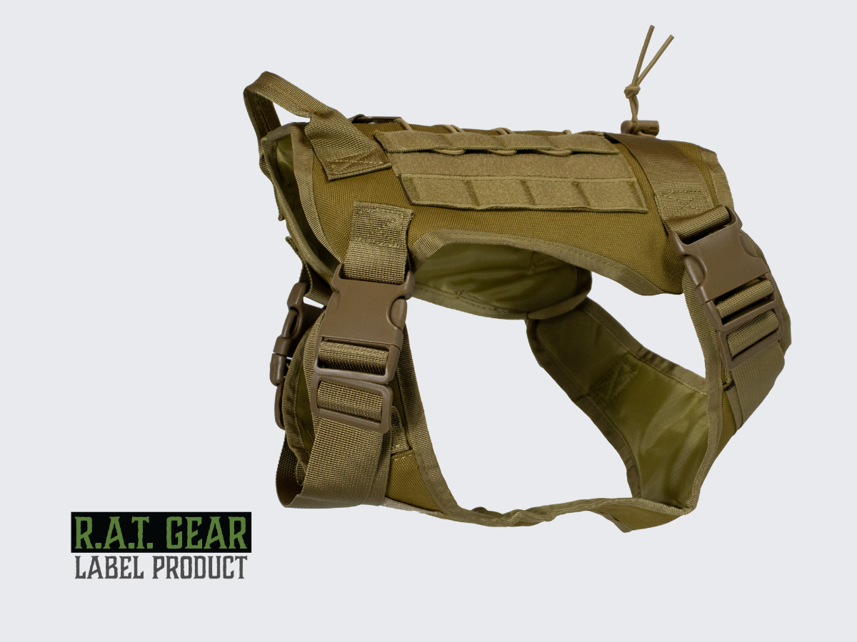 Taktiset hiekan väriset Phantom R.A.T. GEAR koiran valjaat monipuolisilla säädöillä. Tactical tan colored Phantom R.A.T. GEAR dog harness with multiple adjustments.