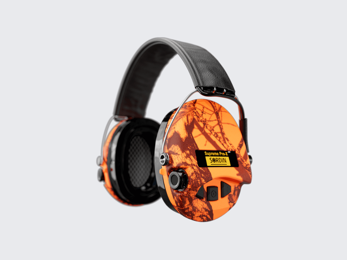 Oranssit Blaze kuvioiset Sordin Supreme Pro-X LED Gel aktiiviset kuulosuojaimet mustalla nahkaisella pääpannalla. Orange Blaze pattern Sordin Supreme Pro-X LED Gel active hearing protectors with black leather headband.