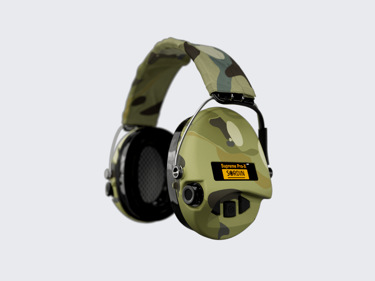 Vihreät Camo kuvioiset Sordin Supreme Pro-X LED Gel aktiiviset kuulosuojaimet Camo kuvioisella pääpannalla. Green Camo pattern Sordin Supreme Pro-X LED Gel active hearing protectors with Camo pattern headband.