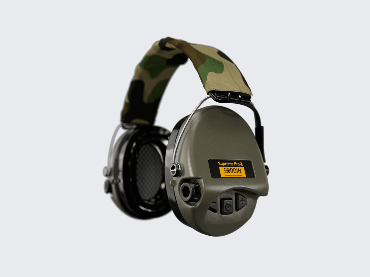 Vihreät Sordin Supreme Pro-X LED Gel aktiiviset kuulosuojaimet Camo kuvioisella pääpannalla. Green Sordin Supreme Pro-X LED Gel active hearing protectors with Camo pattern headband.