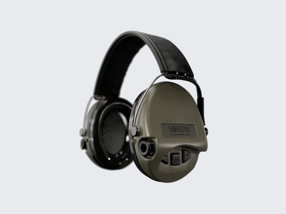 Vihreät Sordin Supreme Pro 1.1 aktiivi kuulosuojaimet mustalla pääpannalla. Green Sordin Supreme Pro 1.1 active hearing protection with black headband.