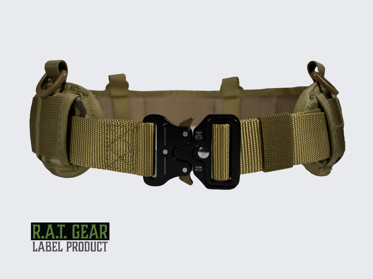 Laadukas Camo kuvioinen kevytrakenteinen taisteluvyö kaksinkertaisella PALS-nauhoituksella MOLLE yhteensopivien varustetaskujen liittämiseen. High-quality Camo pattern lightweight combat belt with double PALS lacing for connecting MOLLE compatible equipment pockets.