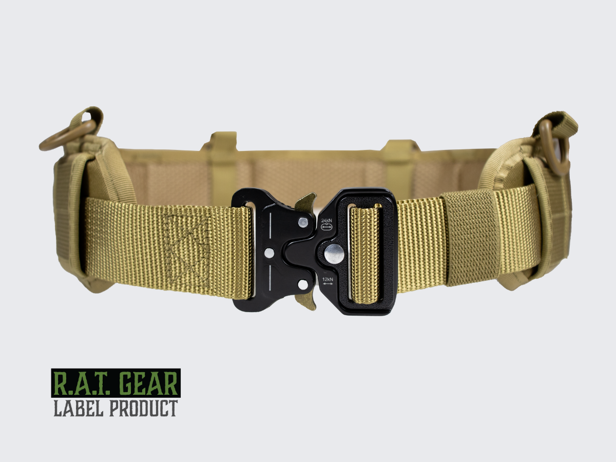 Laadukas hiekan värinen kevytrakenteinen taisteluvyö kaksinkertaisella PALS-nauhoituksella MOLLE yhteensopivien varustetaskujen liittämiseen. High-quality tan colored lightweight combat belt with double PALS lacing for connecting MOLLE compatible equipment pockets.