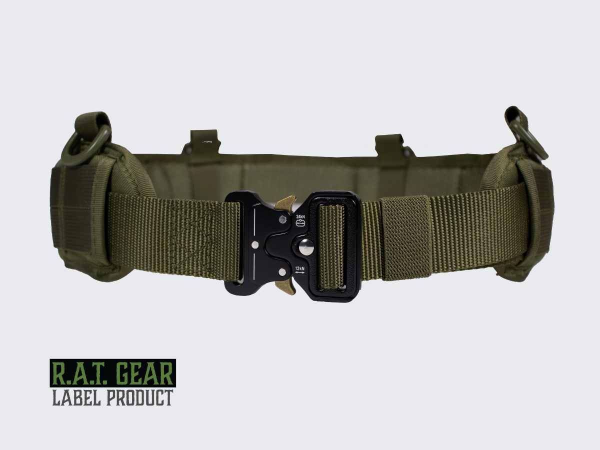 Laadukas vihreä kevytrakenteinen taisteluvyö kaksinkertaisella PALS-nauhoituksella MOLLE yhteensopivien varustetaskujen liittämiseen. High-quality green lightweight combat belt with double PALS lacing for connecting MOLLE compatible equipment pockets.