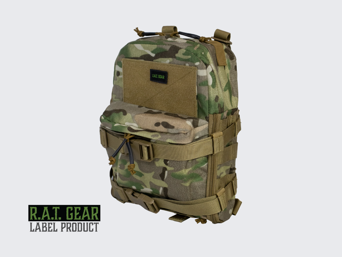 Camo kuvioinen taktinen juomareppu MOLLE kiinnityksellä varuste- tai taisteluliiveihin sekä muihin kantolaitteisiin. Camo patterned tactical hydration backpack with MOLLE attachment for equipment vests or combat vests and other carrying devices.