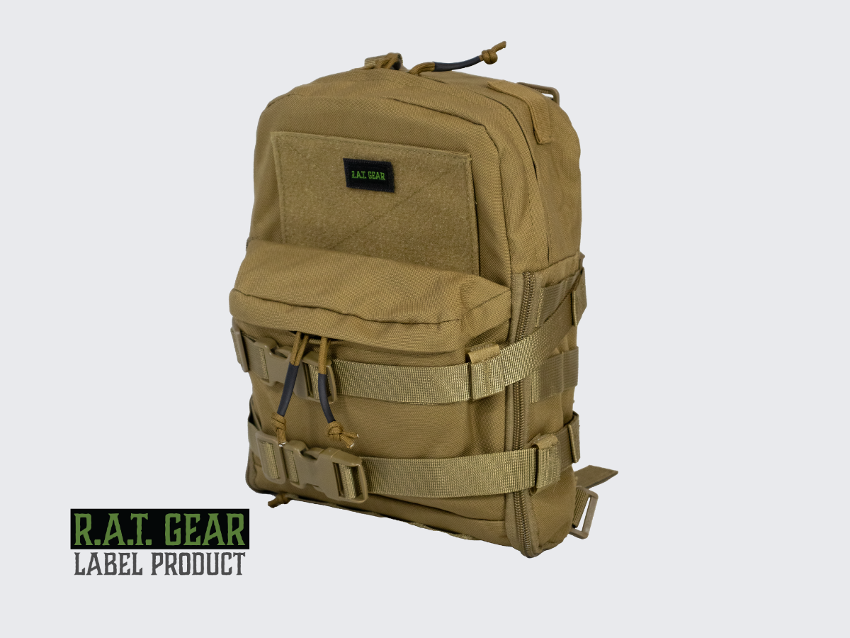 Hiekan värinen taktinen juomareppu MOLLE kiinnityksellä varuste- tai taisteluliiveihin sekä muihin kantolaitteisiin. Tan colored tactical hydration backpack with MOLLE attachment for equipment vests or combat vests and other carrying devices.