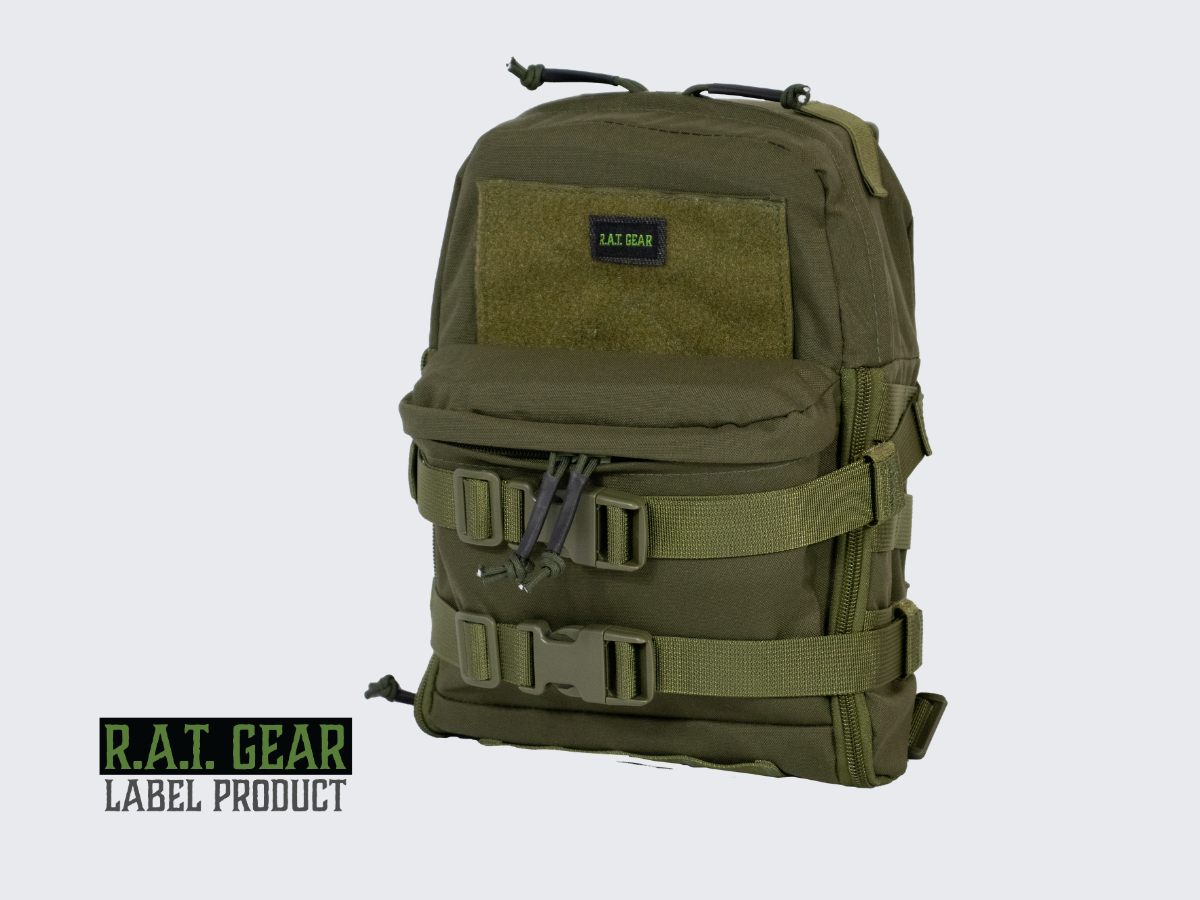 Vihreä taktinen juomareppu MOLLE kiinnityksellä varuste- tai taisteluliiveihin sekä muihin kantolaitteisiin. Green tactical hydration backpack with MOLLE attachment for equipment vests or combat vests and other carrying devices.