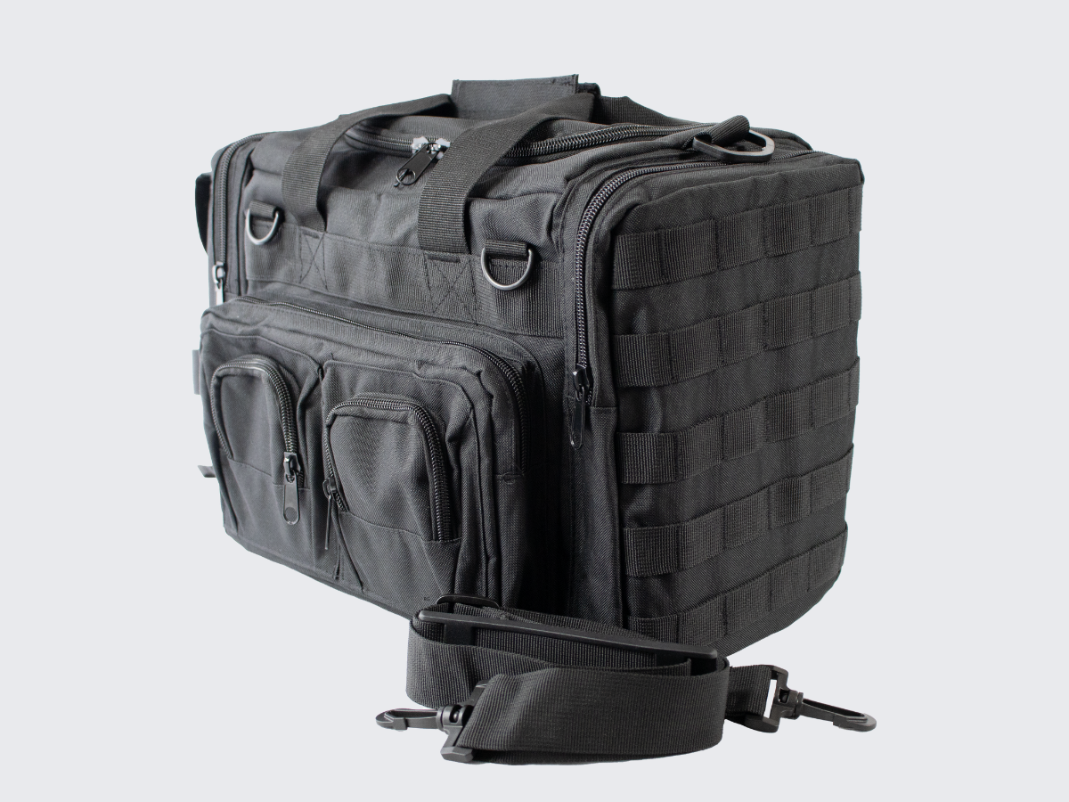 Musta kompakti varustelaukku PALS nauhoituksella MOLLE yhteensopiville varustetaskuille, usealla erillisellä suljettavalla pienemmällä sivutaskulla ja olkahihnalla. Black compact tactical bag with PALS lacing for MOLLE compatible gear pouches, multiple separate closable smaller side pockets and shoulder strap.