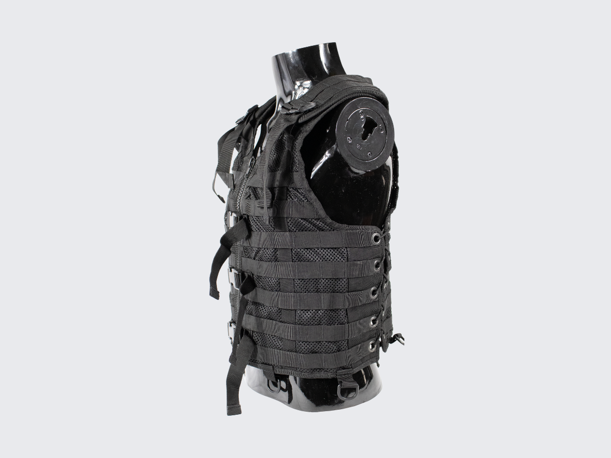 Musta varusteliivi PALS nauhoituksilla MOLLE yhteensopiville varustetaskuille ja varusteille. Black tactical vest with PALS lacing for MOLLE compatible equipment pouches and accessories.