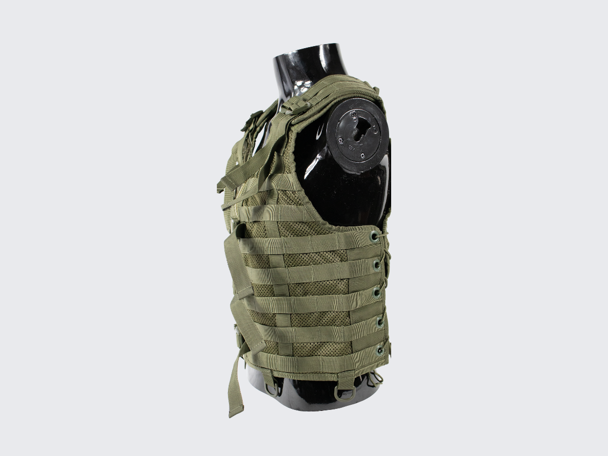 OD vihreä varusteliivi PALS nauhoituksilla MOLLE yhteensopiville varustetaskuille ja varusteille. OD green tactical vest with PALS lacing for MOLLE compatible equipment pouches and accessories.