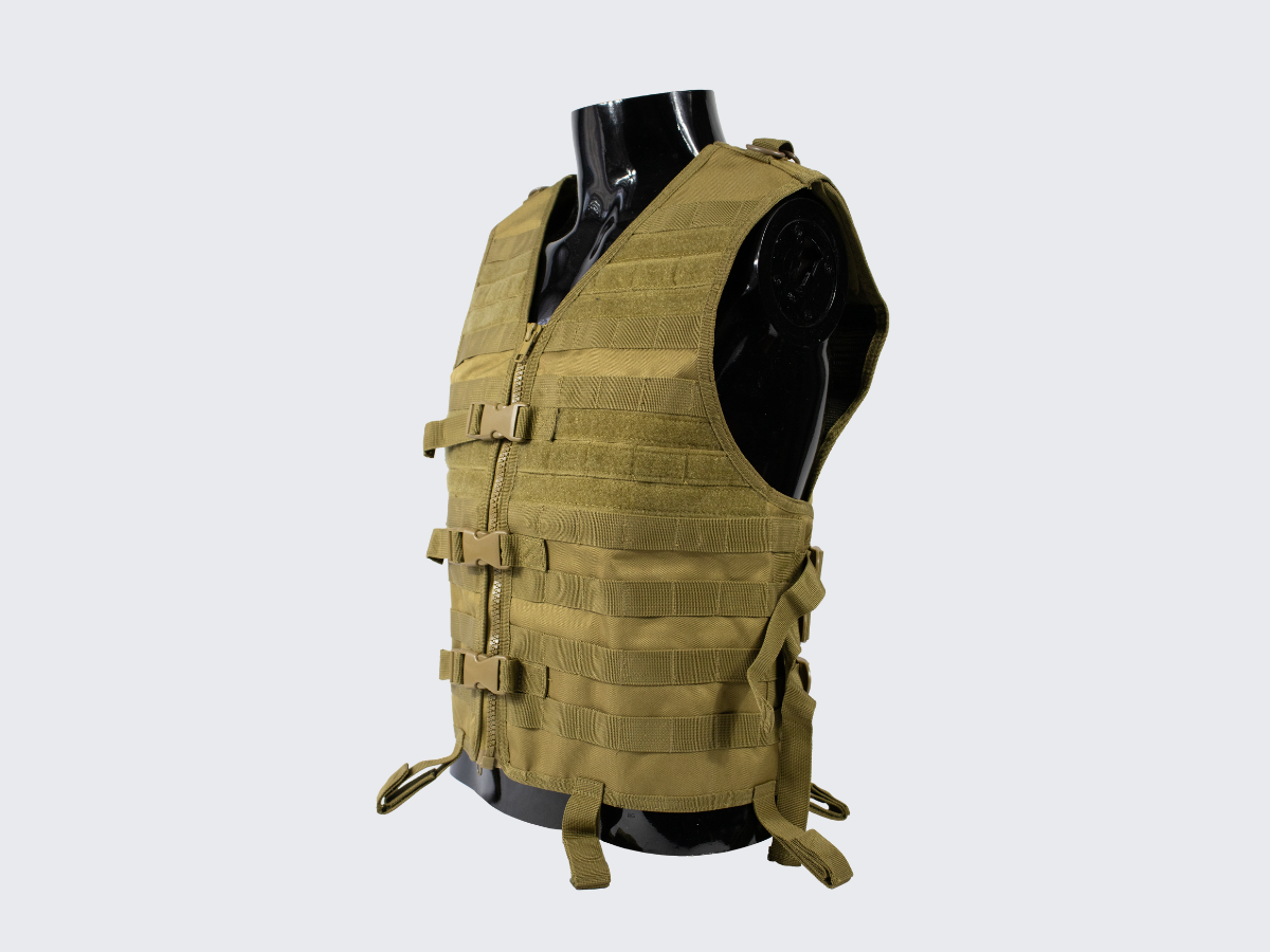 Coyote värinen taktinen varusteliivi PALS nauhoituksilla, Hook & Loop paneeleilla ja monipuolisilla säätömahdollisuuksilla. Coyote colored tactical equipment vest with PALS lacing, Hook & Loop panels and versatile adjustment options.