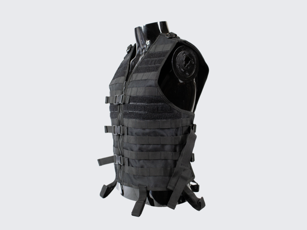 Musta taktinen varusteliivi PALS nauhoituksilla, Hook & Loop paneeleilla ja monipuolisilla säätömahdollisuuksilla. Black tactical equipment vest with PALS lacing, Hook & Loop panels and versatile adjustment options.