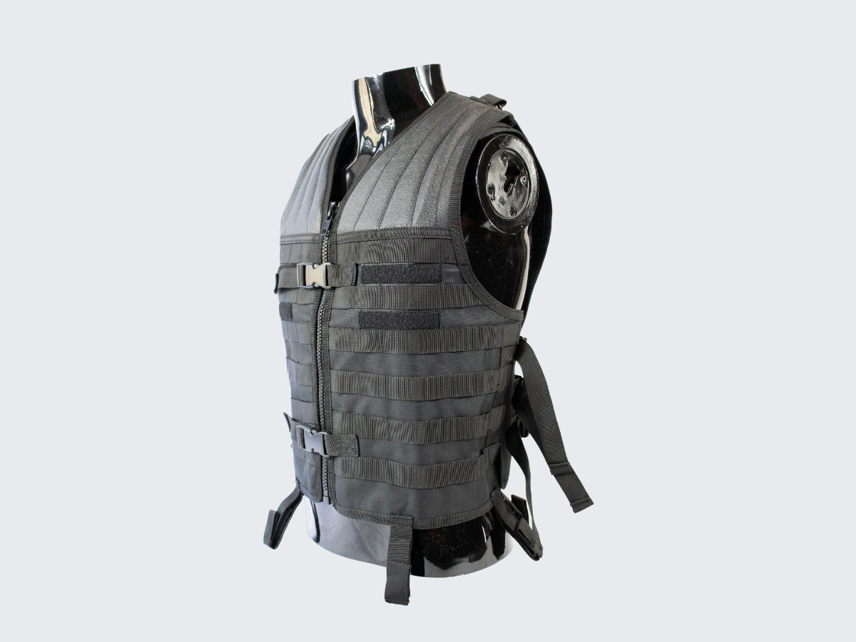 Musta taktinen varusteliivi PALS nauhoituksilla, Hook & Loop paneeleilla ja monipuolisilla säätömahdollisuuksilla. Black tactical equipment vest with PALS lacing, Hook & Loop panels and versatile adjustment options.