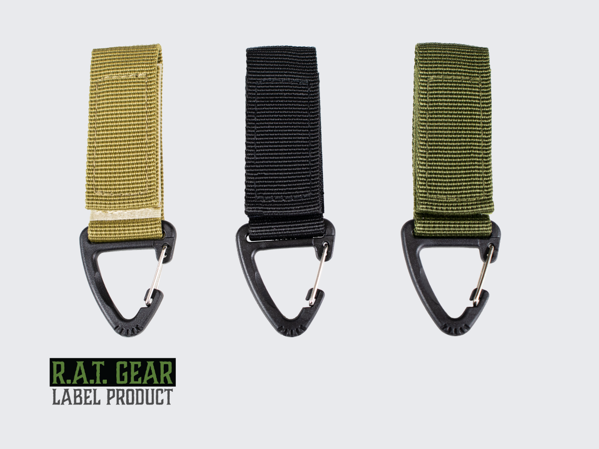 MOLLE-varustepidike tarranauhakiinnityksellä varustevöiden, reppujen, taisteluliivien tai muiden kantolaitteiden PALS-nauhoitukseen. MOLLE accessory buckle holder with Velcro fastening for equipment belts, backpacks, combat vests, or other carrying devices with PALS webbing.