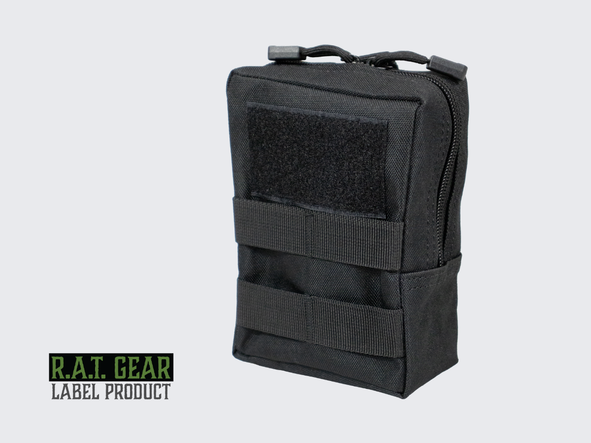 Musta RG-10 taktinen varustetasku MOLLE-kiinnityksellä kantolaitteiden PALS-nauhoitukseen. Black RG-10 tactical equipment pouch with MOLLE attachment for PALS lacing of carrying equipment.