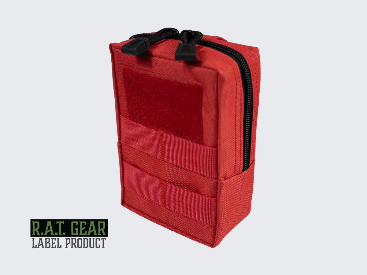 Punainen RG-10 taktinen varustetasku MOLLE-kiinnityksellä kantolaitteiden PALS-nauhoitukseen. Red RG-10 tactical equipment pouch with MOLLE attachment for PALS lacing of carrying equipment.