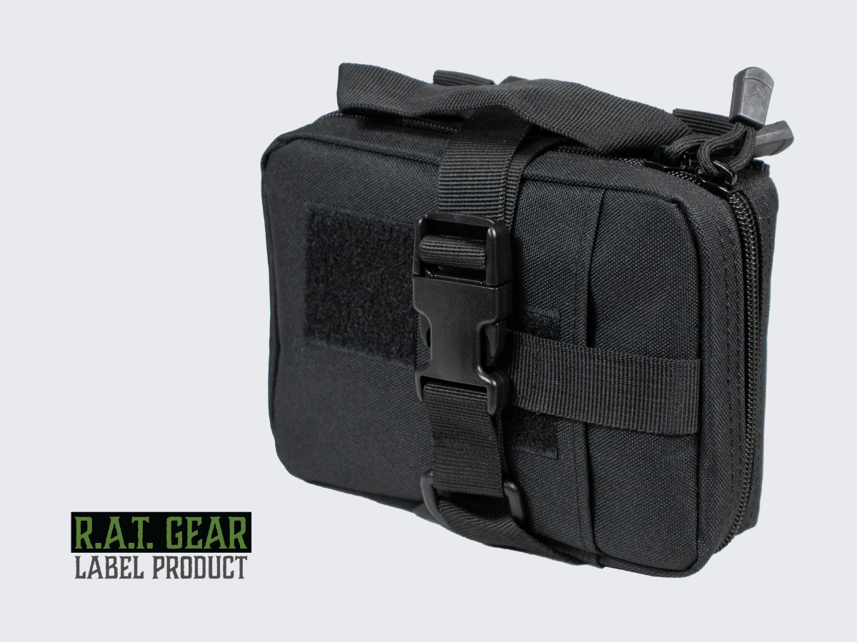 Musta RG-12 taktinen varustetasku irrotettavalla takapaneelilla ja monipuolisilla sisäpuolen kiinnitysahdollisuuksilla. Black RG-12 tactical gear pouch with removable back panel and versatile interior attachment options.