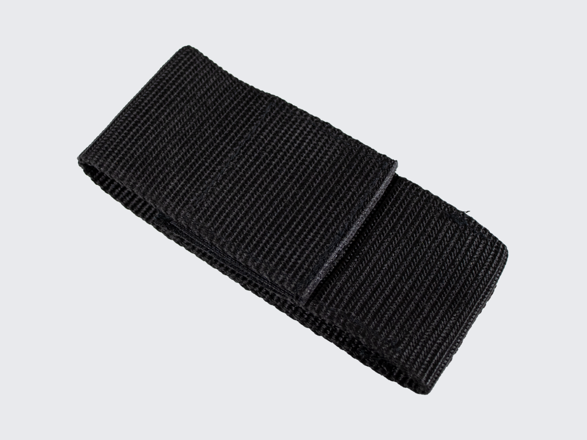 Ohut, kevyt ja kestävä varustetasku vartioille ja järjestyksenvalvojille varustevyölle. Thin, lightweight, and durable equipment pouch for guards and security personnel utility belts.