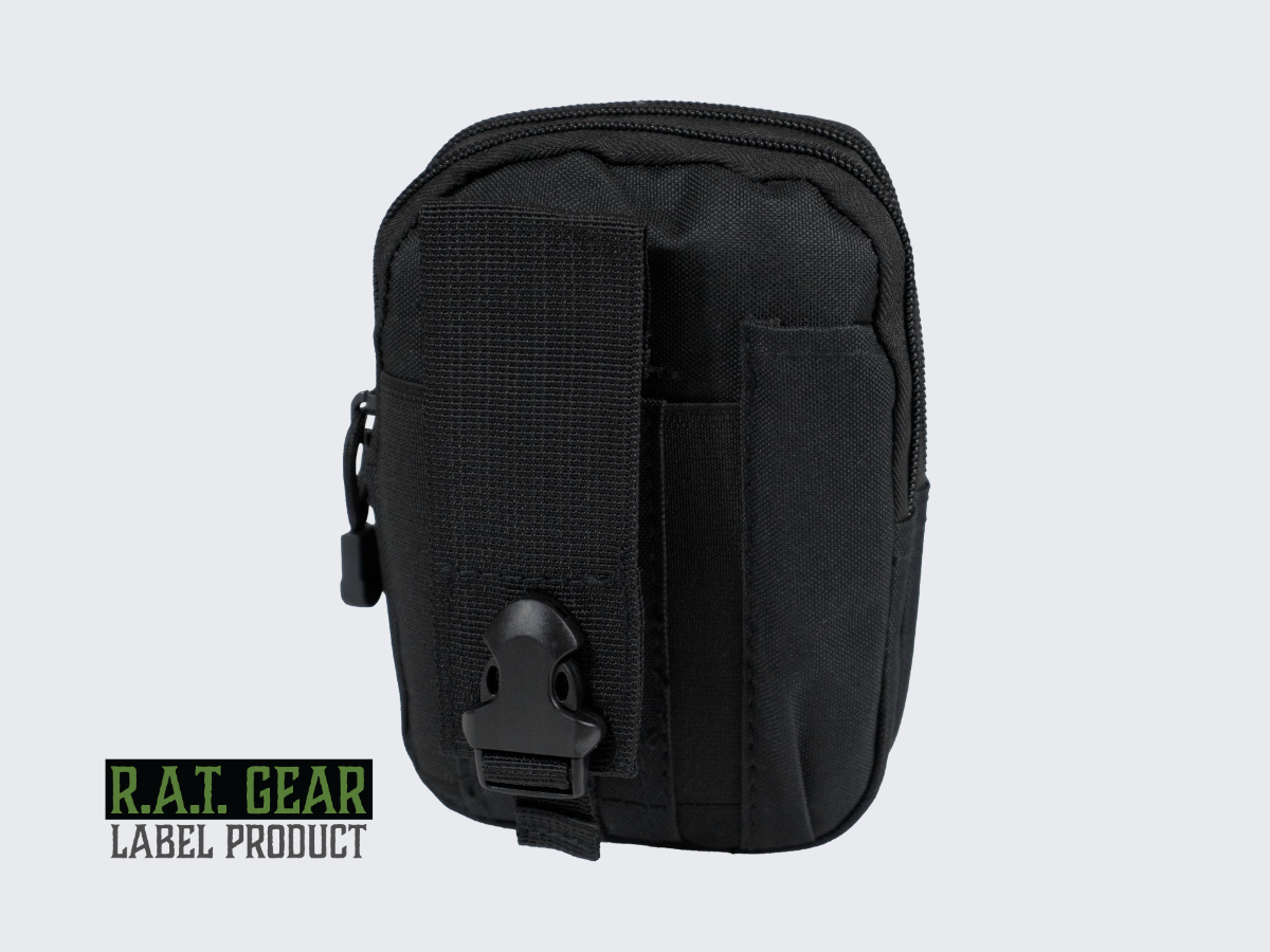 Musta MOLLE varustetasku soljella reppuun, varusteliiviin tai vyölle. Svart MOLLE-utrustningsficka med spänne för ryggsäck, utrustningsväst eller bälte. Black MOLLE gear pouch with buckle for backpack, gear vest or belt.