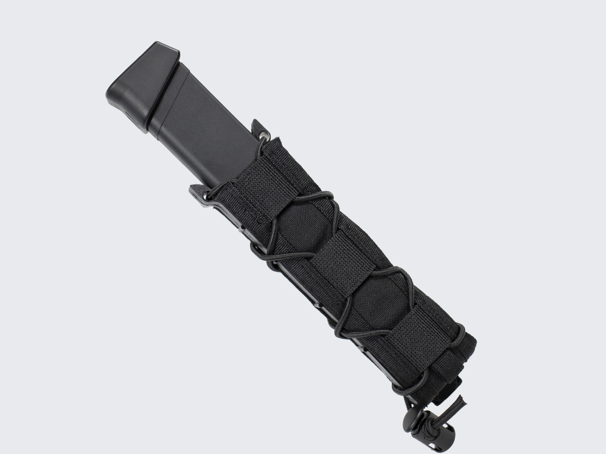 Pitkä musta lipastasku pitkille pistoolin tai PCC:n 9 mm lippaille. Långt svart magasinficka för långa magasin till pistol eller PCC i kaliber 9 mm. Long black magazine pouch designed for extended 9 mm pistol or PCC magazines.