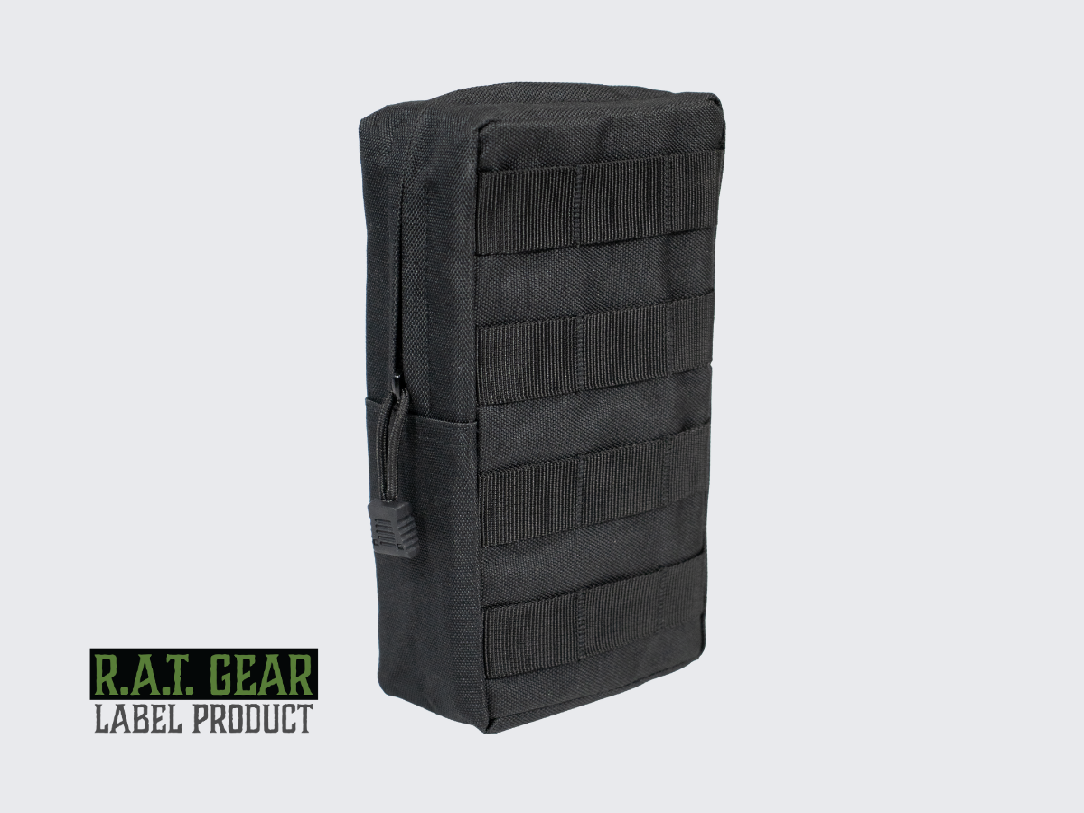 Musta MOLLE-varustetasku nepparikiinnityksellä PALS-nauhoitukseen. Black MOLLE tactical pouch with snap fastening for PALS lacing.