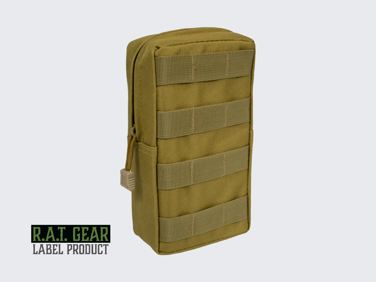 Hiekan värinen MOLLE-varustetasku nepparikiinnityksellä PALS-nauhoitukseen. Tan colored MOLLE tactical pouch with snap fastening for PALS lacing.