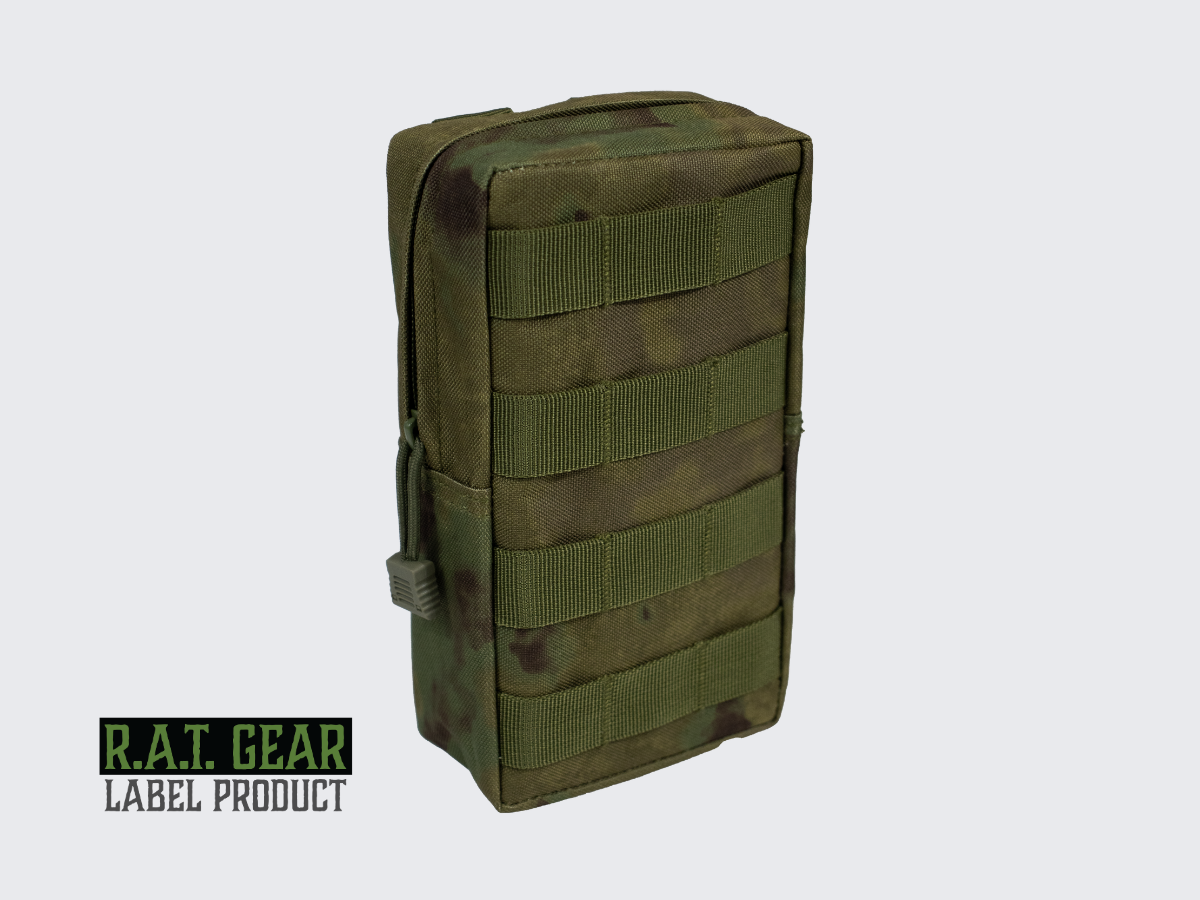 Vihreä Camo MOLLE-varustetasku nepparikiinnityksellä PALS-nauhoitukseen. Green Camo MOLLE tactical pouch with snap fastening for PALS lacing.