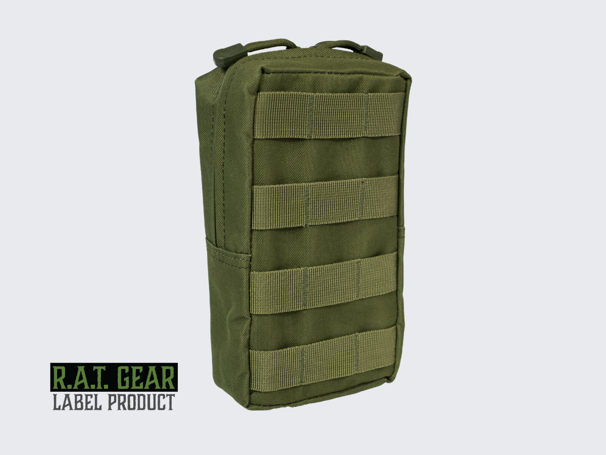 Vihreä MOLLE-varustetasku nepparikiinnityksellä PALS-nauhoitukseen. Green MOLLE tactical pouch with snap fastening for PALS lacing.