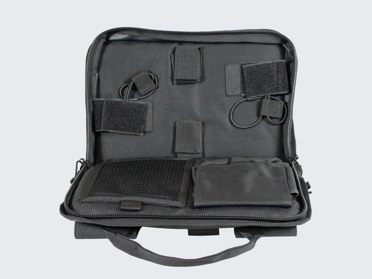 Musta pieni aselaukku kahdelle pistoolille, lippaille sekä muille tarvikkeille. Black small cun case for two pistols, pistol magazines and other equipments.