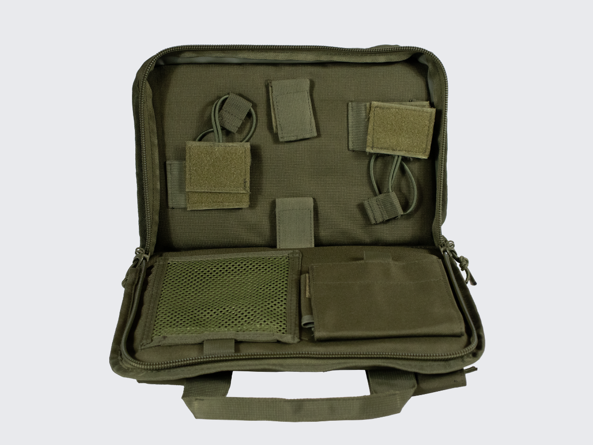 Oliivin vihreä pieni aselaukku kahdelle pistoolille, lippaille sekä muille tarvikkeille. Olive green small cun case for two pistols, pistol magazines and other equipments.