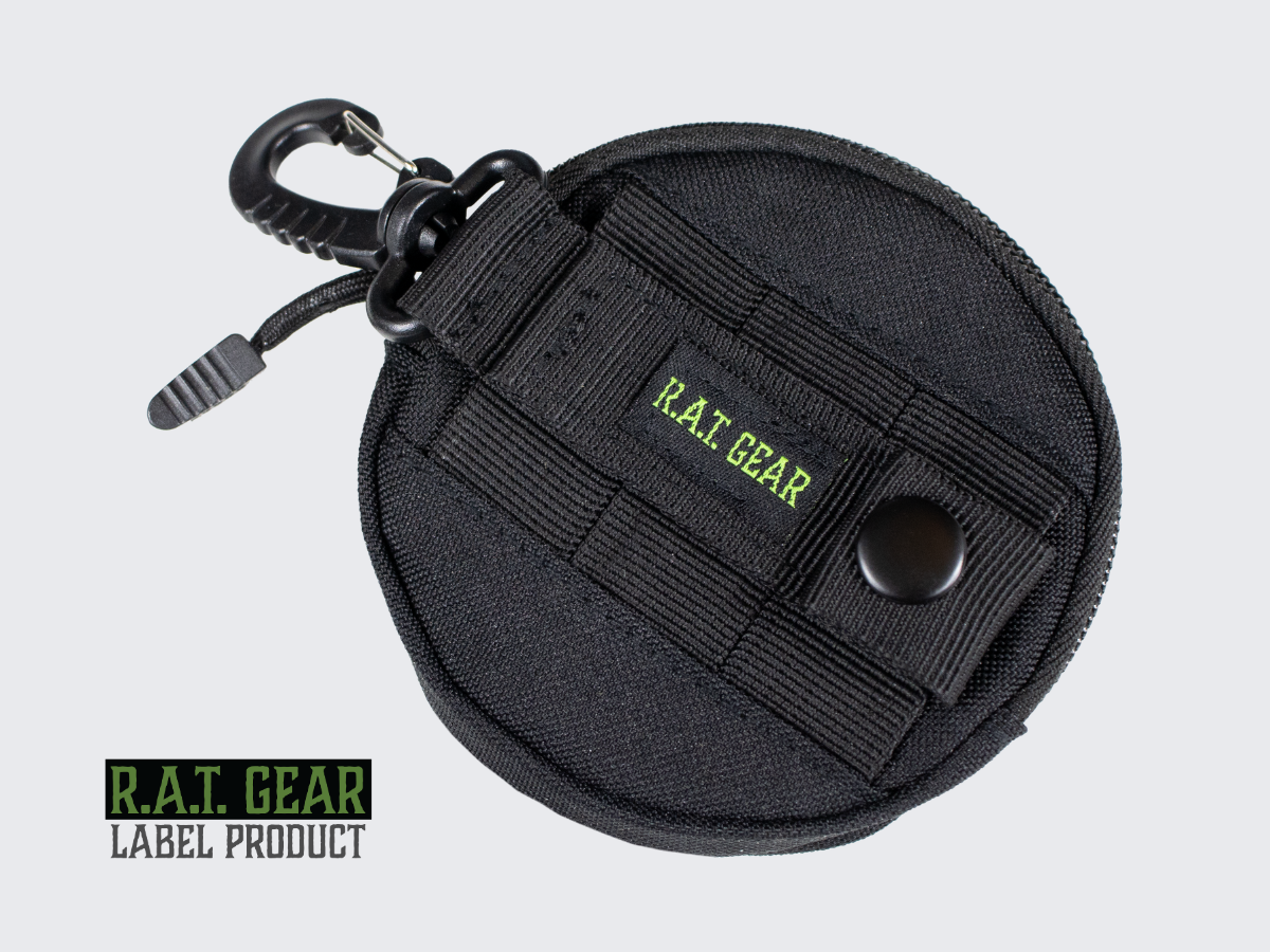 Musta pyöreä avaintasku kantolaitteeseen pikahakasella tai varmalla MOLLE kiinnityksellä PALS nauhoitukseen. Black round key pouch with a quick hook or secure MOLLE attachment for PALS lacing.