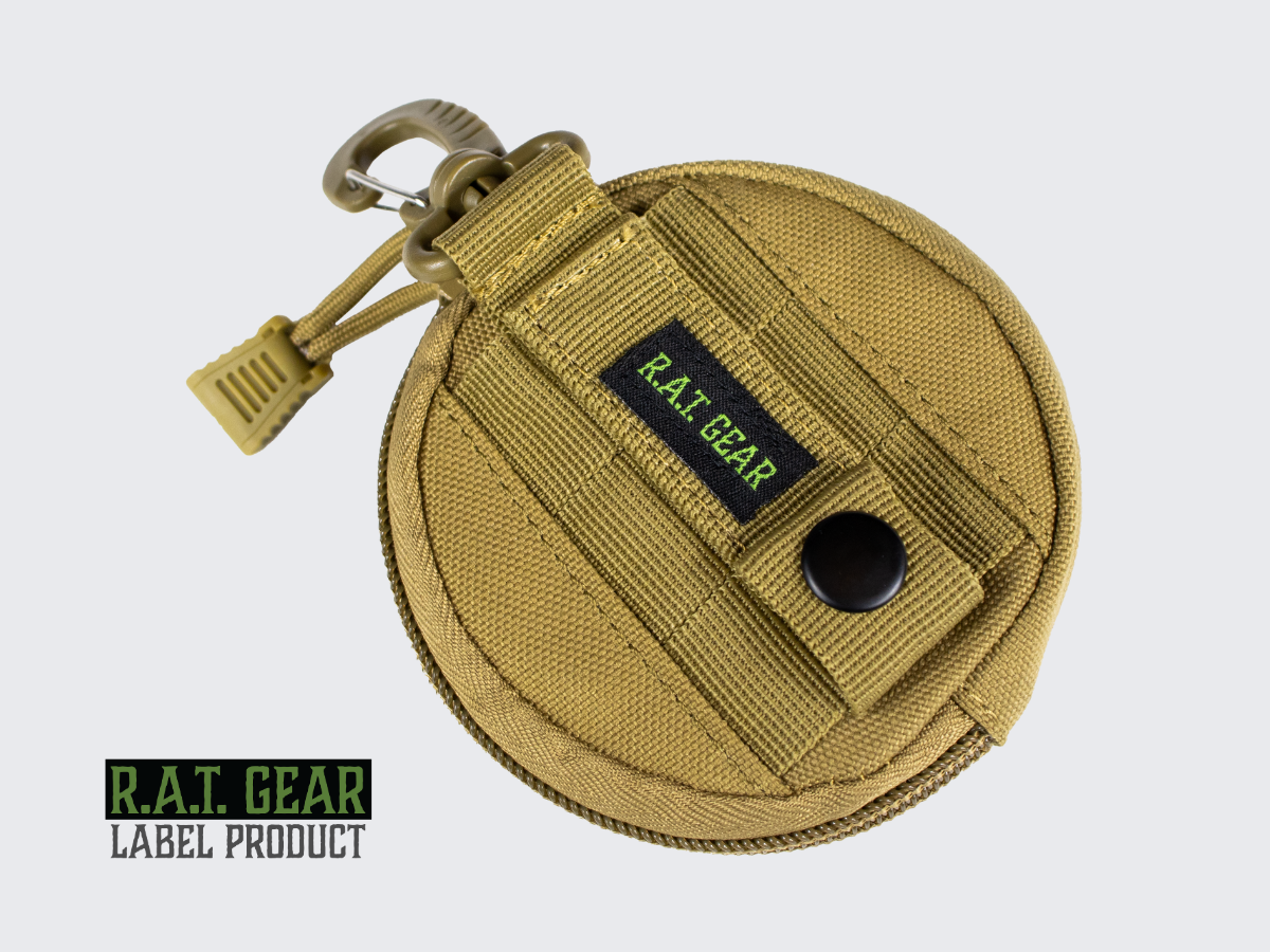 Tan värinen pyöreä avaintasku kantolaitteeseen pikahakasella tai varmalla MOLLE kiinnityksellä PALS nauhoitukseen. Tan colored round key pouch with a quick hook or secure MOLLE attachment for PALS lacing.