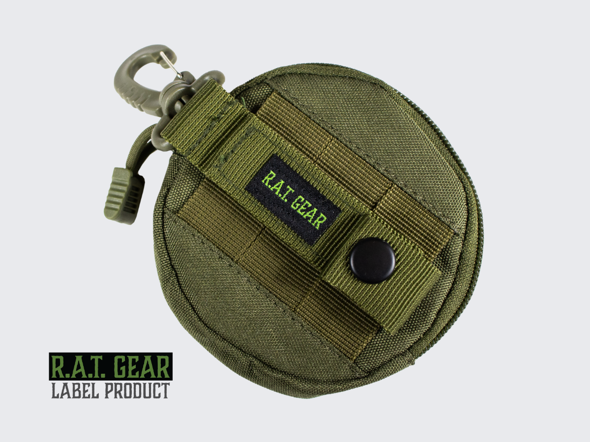 Vihreä pyöreä avaintasku kantolaitteeseen pikahakasella tai varmalla MOLLE kiinnityksellä PALS nauhoitukseen. Green round key pouch with a quick hook or secure MOLLE attachment for PALS lacing.