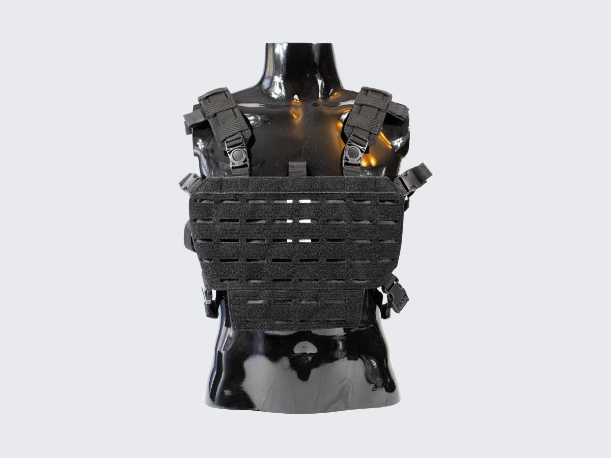 Musta erittäin kevyt rintatelakka PALS kuvioinnilla MOLLE yhteensopiville varustetaskuille ja varusteille. Black very lightweight chest rig with PALS pattern for MOLLE compatible gear pouches and gears.