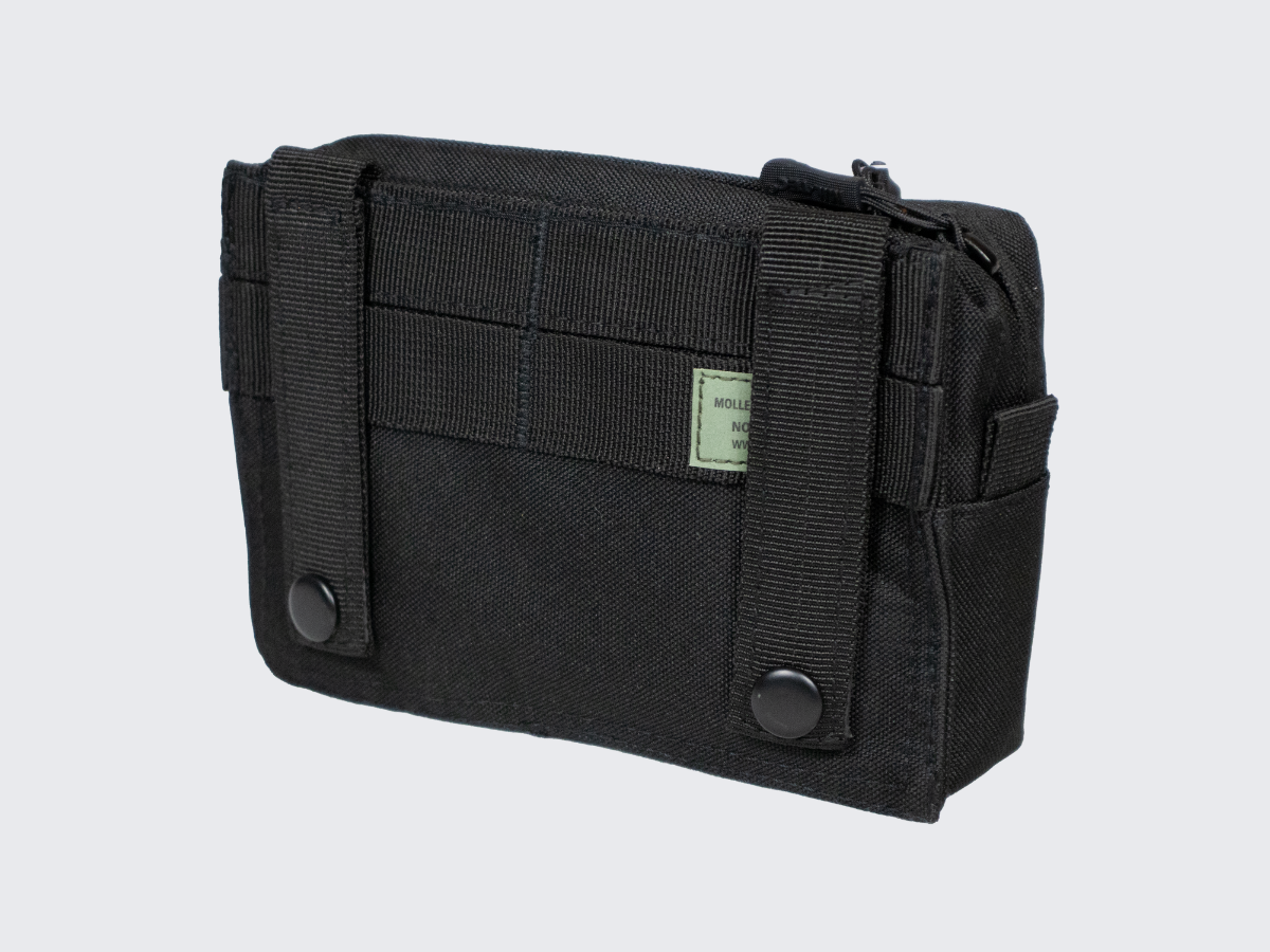 Musta MOLLE varustetaskuun valmiiksi kasattu 25-osainen ensiapusetti. Black pre-assembled 25-piece first aid kit in a MOLLE equipment pouch.