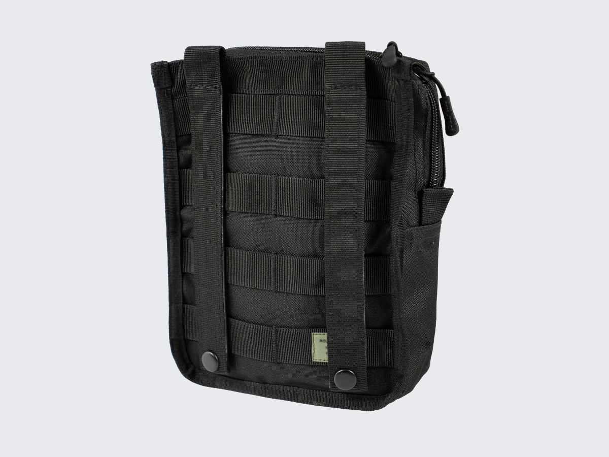 Musta MOLLE varustetaskuun valmiiksi kasattu 43-osainen ensiapusetti. Ett första hjälpen-kit med 43 delar. Green pre-assembled 43-piece first aid kit in a MOLLE equipment pouch.