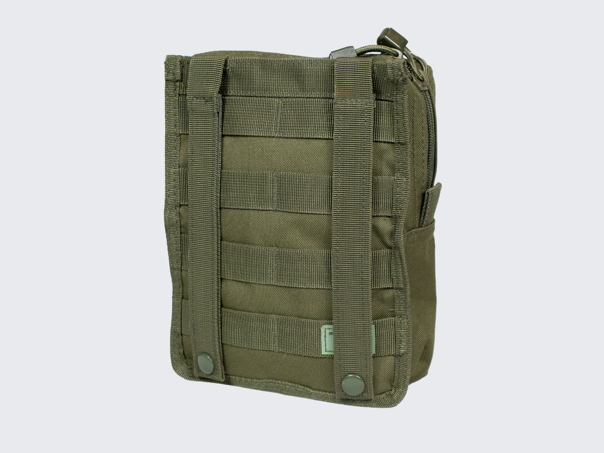 Vihreä MOLLE varustetaskuun valmiiksi kasattu 43-osainen ensiapusetti. Green pre-assembled 43-piece first aid kit in a MOLLE equipment pouch.