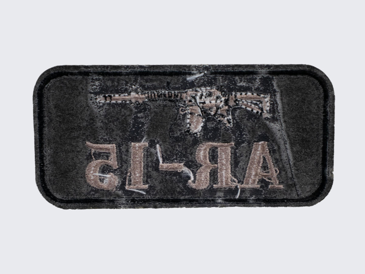 Brodeerattu musta AR-15 hihamerkki. Embroidered black AR-15 moral patch. Broderad svart AR-15 ärmmärk.