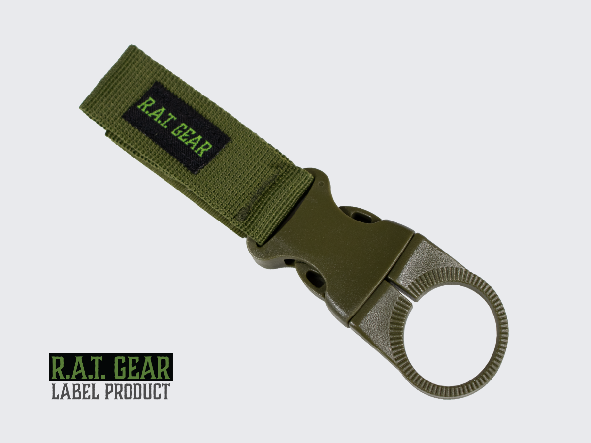 Vihreä juomapullopidike puolen litran muovipullolle MOLLE kiinnityksellä PALS nauhoitukseen. Green tactical water bottle holder for 0,5 liters plastic bottle, MOLLE and PALS suitable.