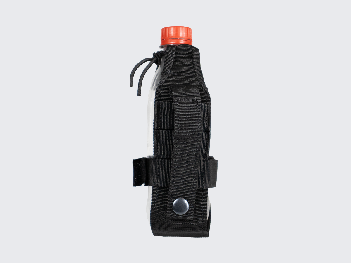 Musta kevytrakenteinen kestävästä nylonista valmistettu juomapullopidike pienille juomapulloille. Black a lightweight, durable nylon bottle holder for small bottles.