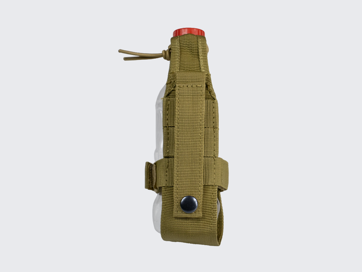 Hiekan värinen kevytrakenteinen kestävästä nylonista valmistettu juomapullopidike pienille juomapulloille. Tan colored a lightweight, durable nylon bottle holder for small bottles.