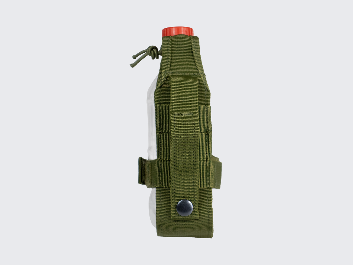 Vihreä kevytrakenteinen kestävästä nylonista valmistettu juomapullopidike pienille juomapulloille. Green lightweight, durable nylon bottle holder for small bottles.